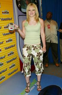 Hilary Duff feet photo thumbnail