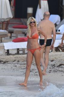 Victoria Silvstedt feet photo thumbnail
