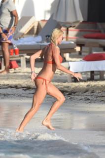 Victoria Silvstedt feet photo thumbnail