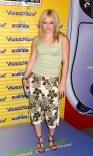 Hilary Duff feet photo thumbnail