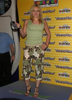 Hilary Duff feet photo thumbnail