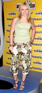 Hilary Duff feet photo thumbnail