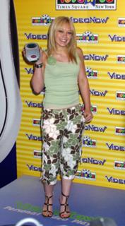 Hilary Duff feet photo thumbnail