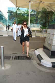 Bipasha Basu feet photo thumbnail