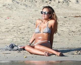 Jessica Alba feet photo thumbnail