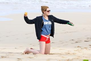 Kristen Stewart feet photo thumbnail