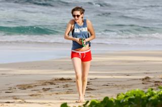 Kristen Stewart feet photo thumbnail