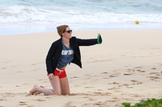Kristen Stewart feet photo thumbnail