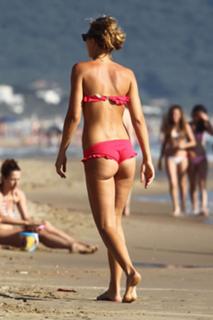 Ilary Blasi feet photo thumbnail