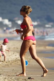 Ilary Blasi feet photo thumbnail