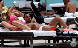 Ilary Blasi feet photo thumbnail