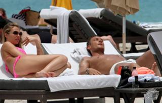 Ilary Blasi feet photo thumbnail