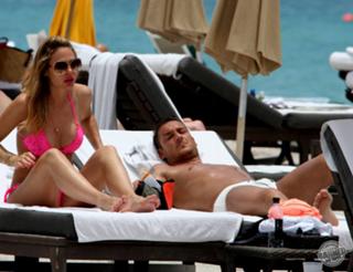 Ilary Blasi feet photo thumbnail