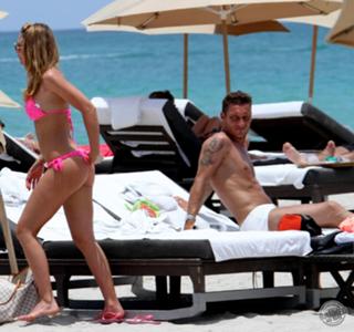 Ilary Blasi feet photo thumbnail