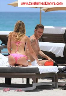 Ilary Blasi feet photo thumbnail
