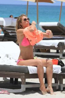 Ilary Blasi feet photo thumbnail