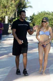 Ellie Goulding feet photo thumbnail