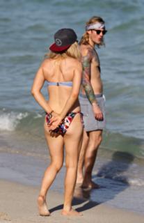 Ellie Goulding feet photo thumbnail