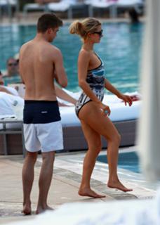 Paris Hilton feet photo thumbnail