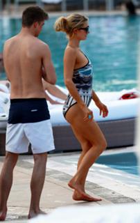 Paris Hilton feet photo thumbnail