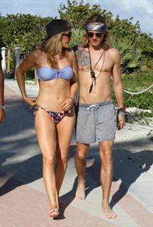Ellie Goulding feet photo thumbnail