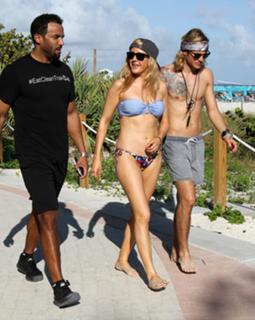 Ellie Goulding feet photo thumbnail