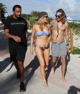 Ellie Goulding feet photo thumbnail