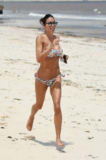 Elisabetta Gregoraci feet photo thumbnail