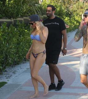 Ellie Goulding feet photo thumbnail