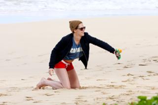 Kristen Stewart feet photo thumbnail