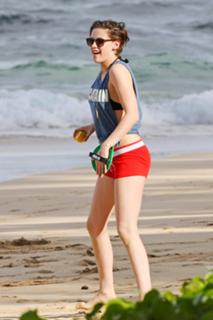 Kristen Stewart feet photo thumbnail