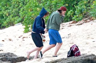 Kristen Stewart feet photo thumbnail