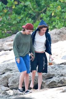 Kristen Stewart feet photo thumbnail