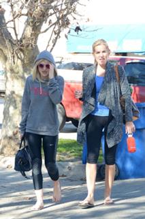 Dakota Fanning feet photo thumbnail