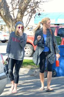 Dakota Fanning feet photo thumbnail