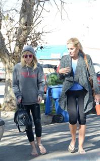 Dakota Fanning feet photo thumbnail