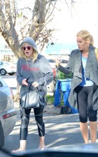 Dakota Fanning feet photo thumbnail