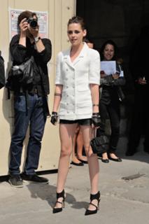 Kristen Stewart feet photo thumbnail