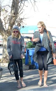 Dakota Fanning feet photo thumbnail