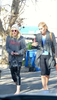 Dakota Fanning feet photo thumbnail