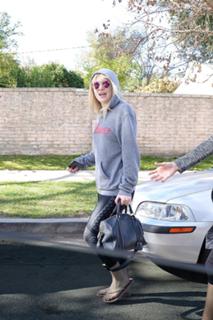 Dakota Fanning feet photo thumbnail