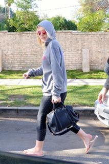 Dakota Fanning feet photo thumbnail