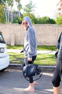 Dakota Fanning feet photo thumbnail