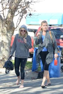 Dakota Fanning feet photo thumbnail