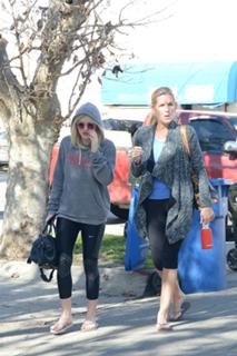 Dakota Fanning feet photo thumbnail