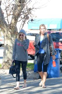 Dakota Fanning feet photo thumbnail