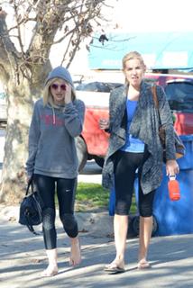 Dakota Fanning feet photo thumbnail