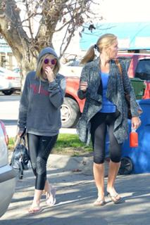 Dakota Fanning feet photo thumbnail