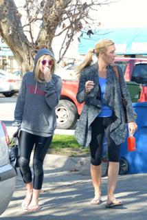 Dakota Fanning feet photo thumbnail