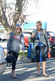 Dakota Fanning feet photo thumbnail
